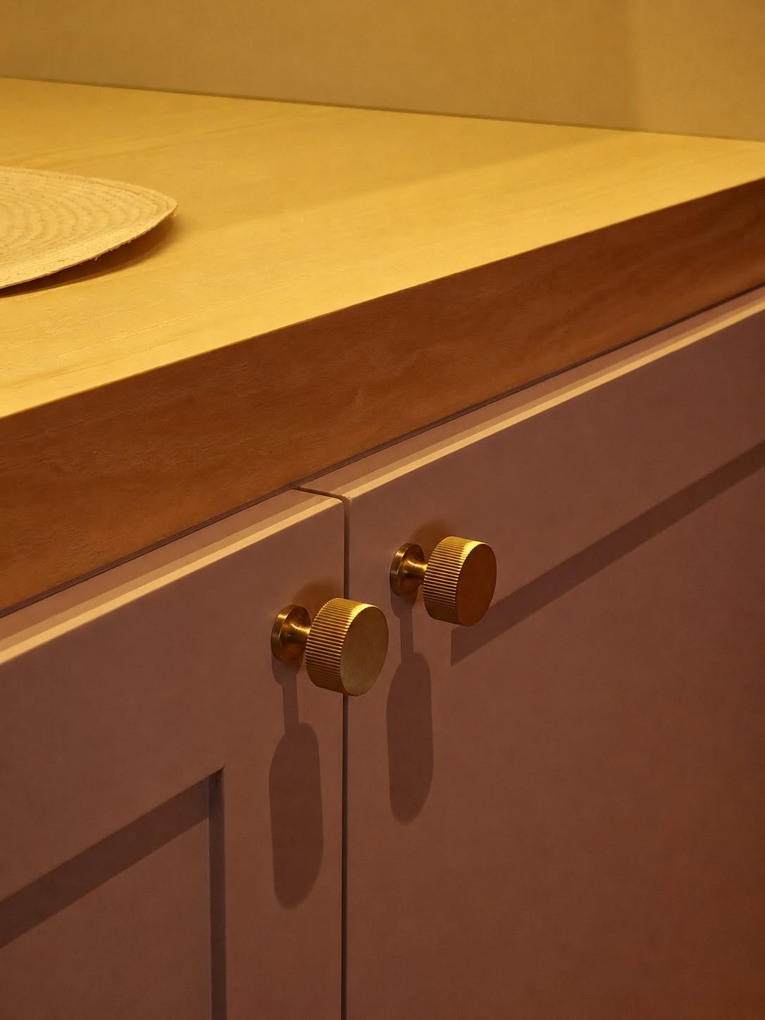 Detalle de cubierta y tiradores dorados del mueble MOB PM - 001 PAR.